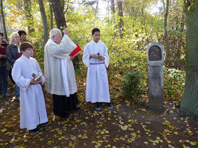 Einweihung der sieben Fußfälle im Oktober 2012 (Foto: Karl-Franz Thiede)